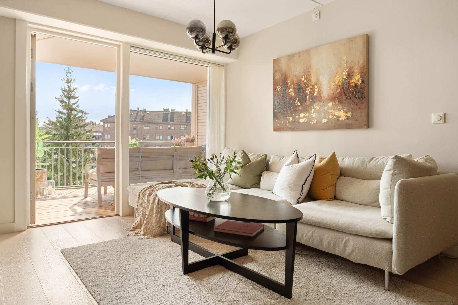 Svært innbydende stue med store vindusflater hvor solen skinner inn som gir en fantastisk romfølelse. Galleribilde