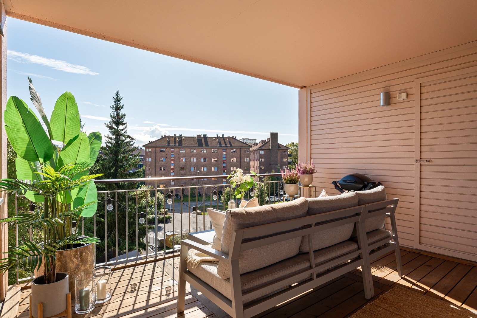 Balkongen er sørvendt med gode solforhold fra ca. kl. 08.30 til 15.30 opplyser selger. Galleribilde