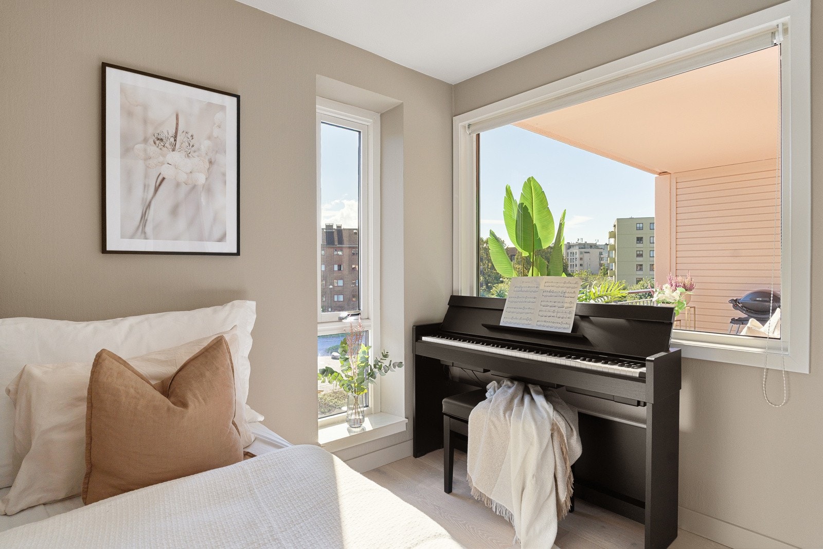 Rommet passer ypperlig som gjesterom, barnerom eller et fullverdig hjemmekontor. Galleribilde