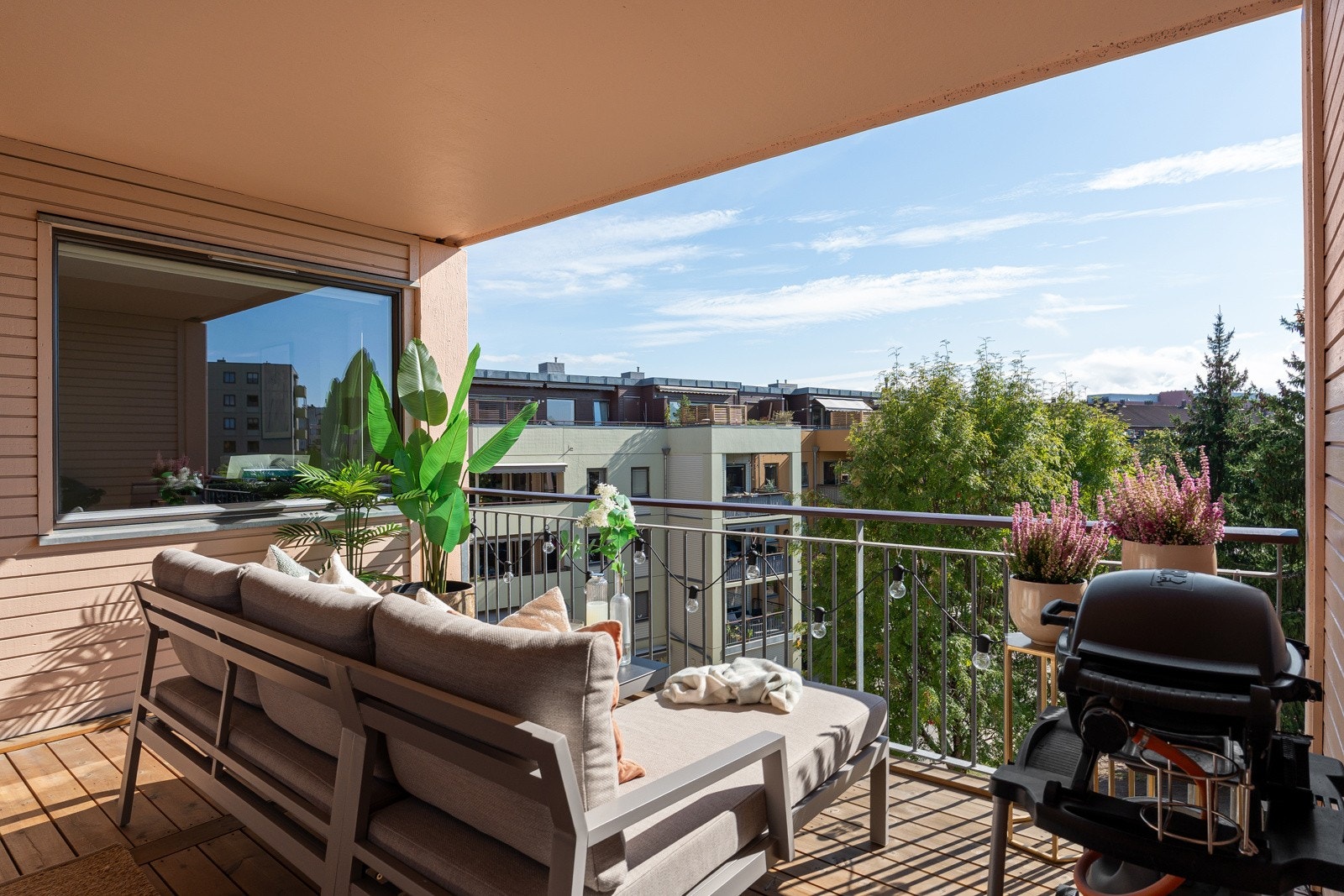 Leiligheten ligger usjenert til, rett ved store grøntområder og idylliske Akerselva. Galleribilde