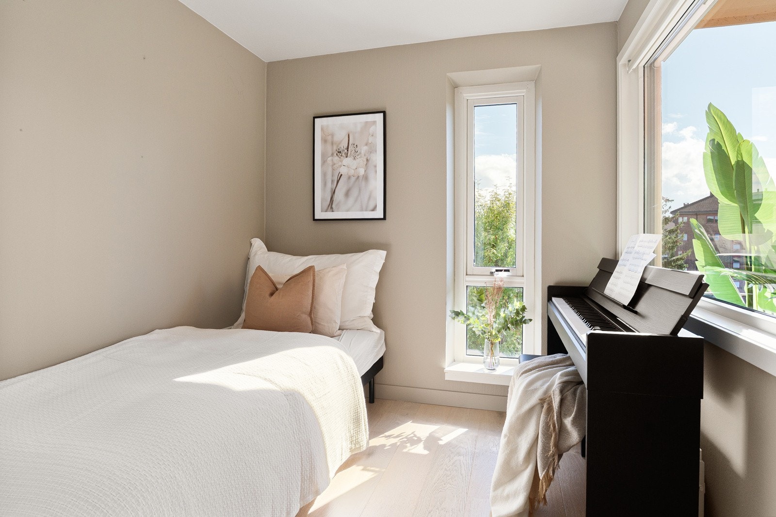 Soverom 2 er også av god størrelse med plass til seng og garderobeskap. Galleribilde