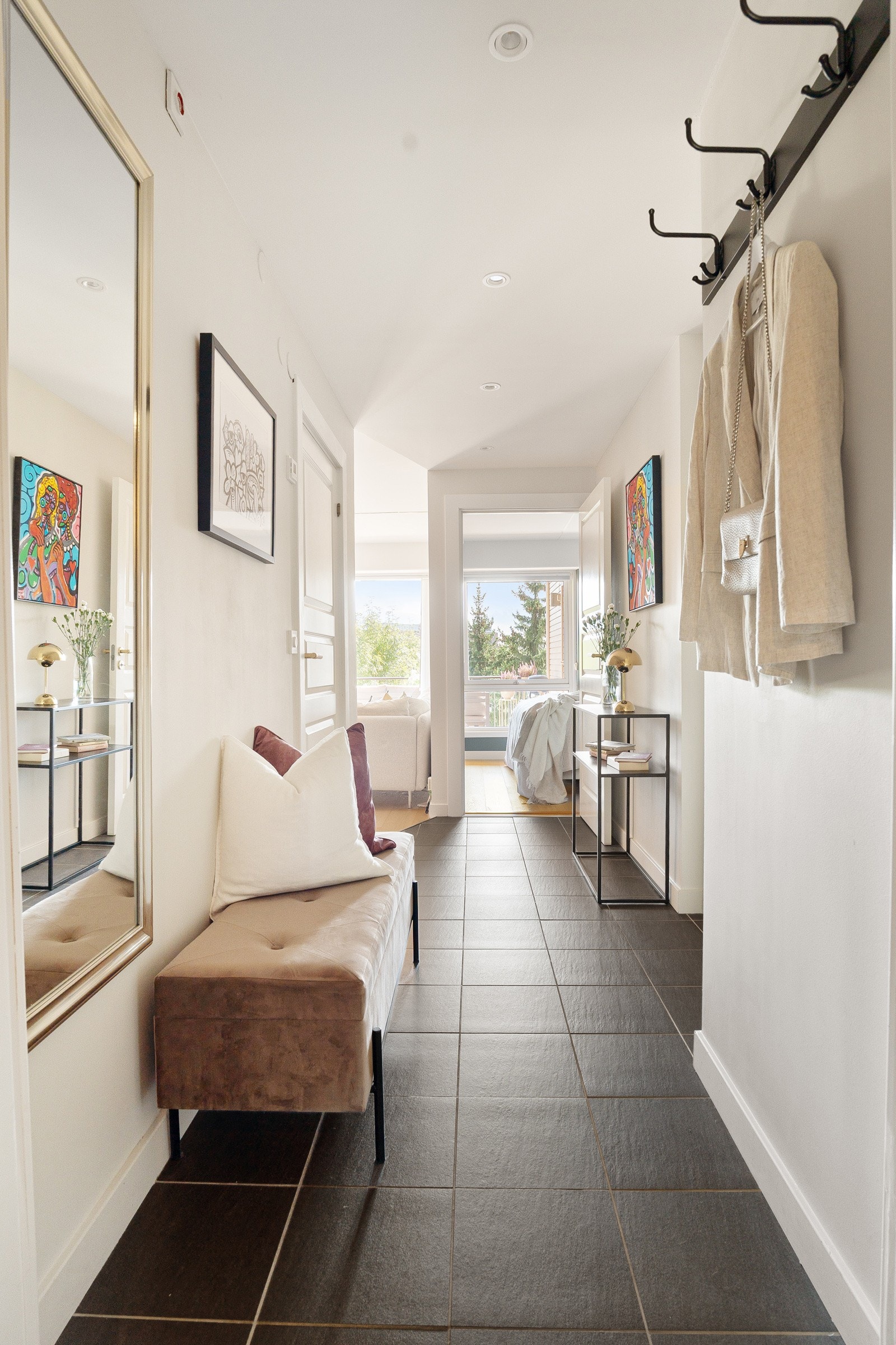 Lys og luftig entré som gir et godt inntrykk av leiligheten. Her er det plass til å henge fra seg ytterklær og sko. Galleribilde