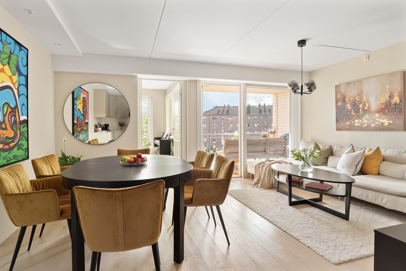 Her bys det på etterspurte fasiliteter hvor det bør nevnes stor sørvendt balkong på 12 kvm, påkostet standard, garasjeplass med lader og mye mer. Galleribilde