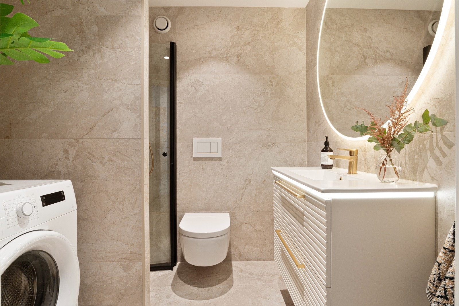 Lyst, romslig og flislagt baderom fra 2024 med behagelig gulvvarme og opplegg for vaskemaskin. Galleribilde