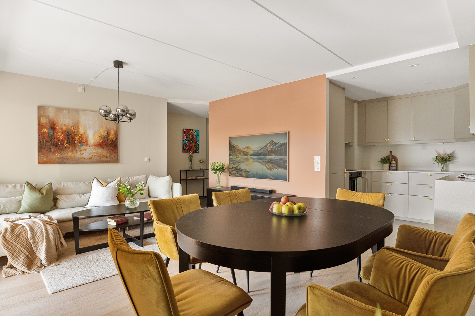 Kjøkkenet er innenfor kort avstand som gjør det enkelt å beverte gjestene. Galleribilde