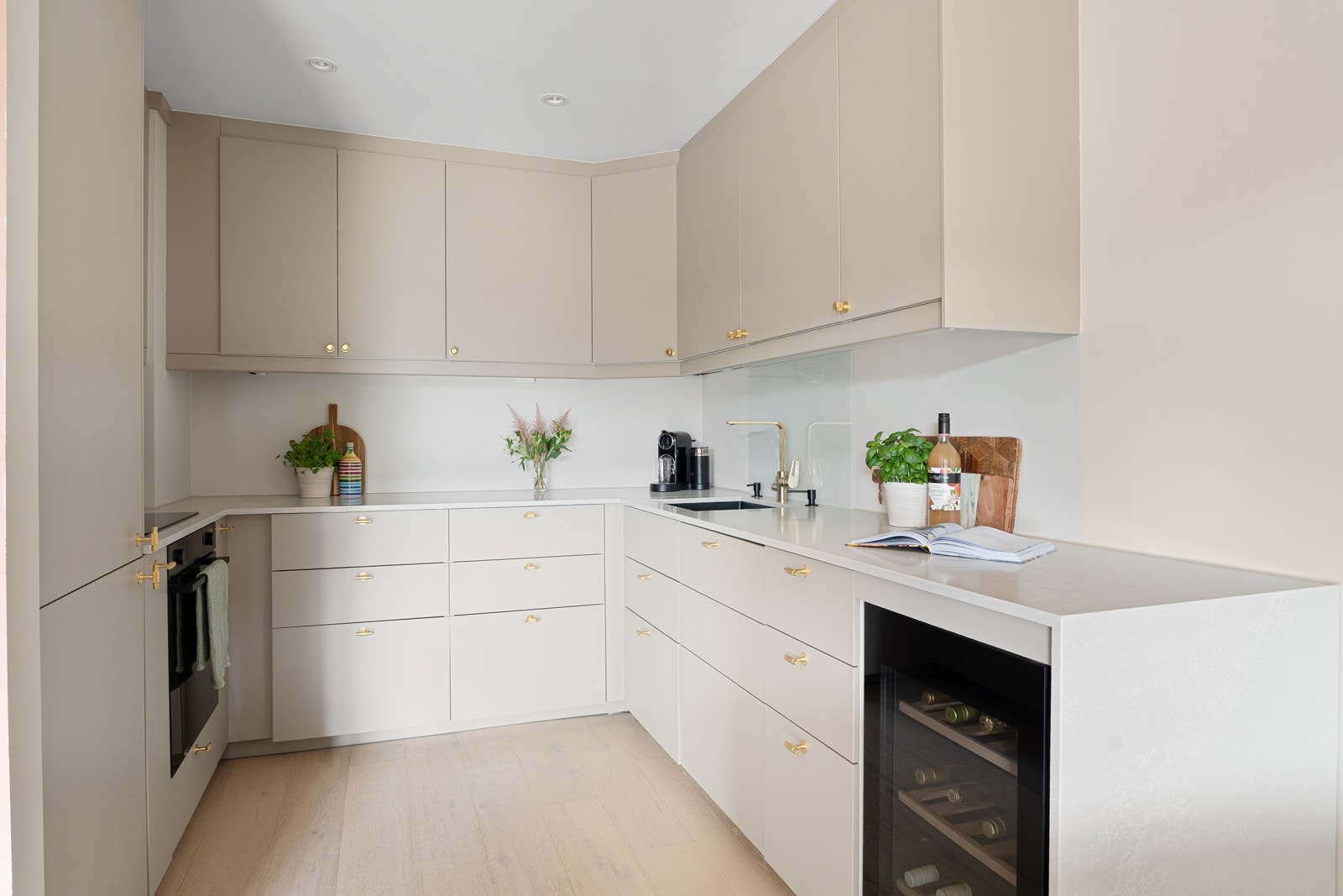 Moderne kjøkken fra Ikea i tidløse fargevalg, samt god skap- og benkplass til matlaging og oppbevaring. Galleribilde