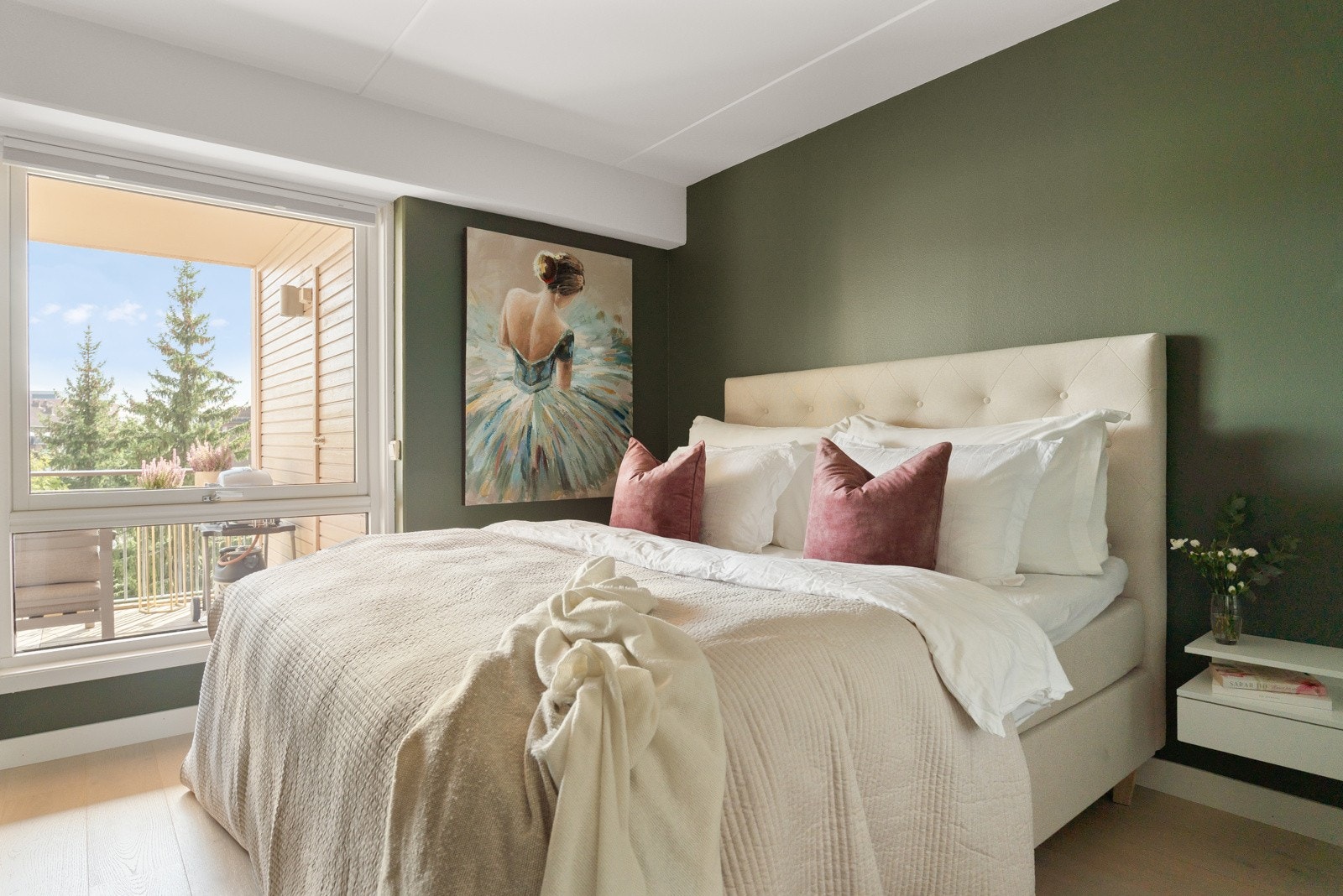 Hovedsoverommet er av generøs størrelse med god plass til dobbeltseng og annet møblement som en kunne ønske seg. Galleribilde