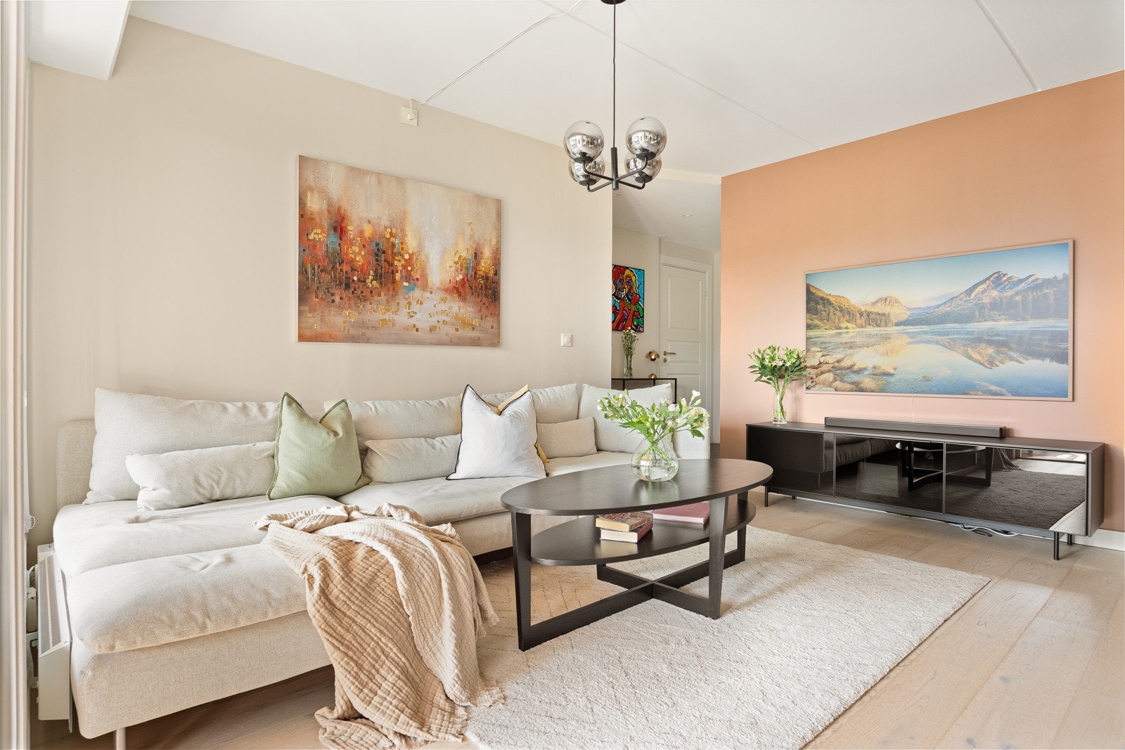 I stuen kan du enkelt møblere etter ønske og behov, med god plass til både stor sofagruppe med naturlig avstand til tv. Galleribilde