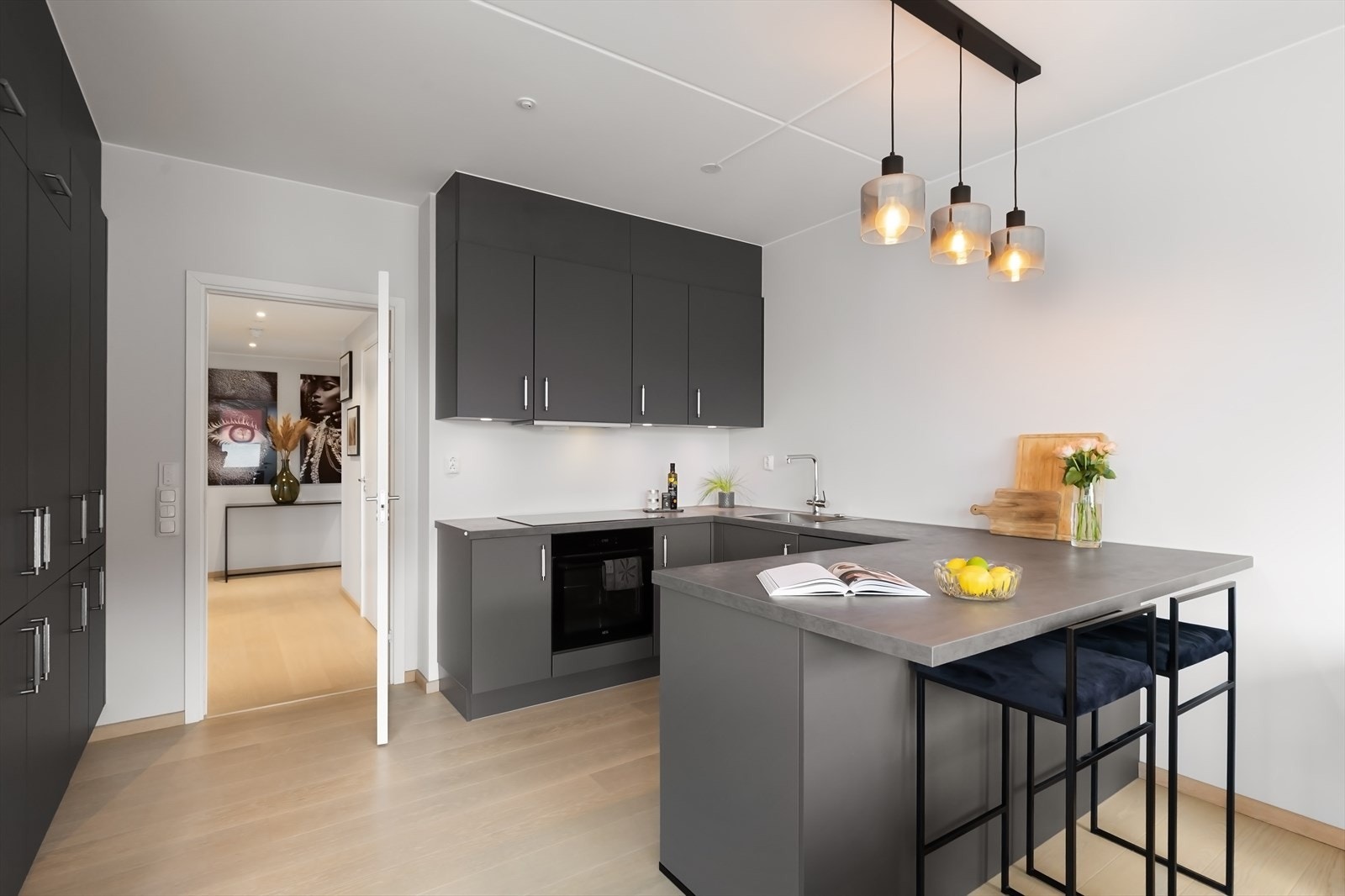 Integrerte hvitevarer som stekeovn, platetopp, oppvaskmaskin, kjøleskap og fryser. Automatisk vannstopper og komfyrvakt er montert. Galleribilde