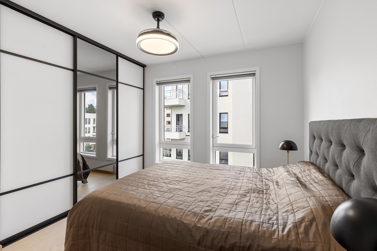 Garderobe strekker seg langs veggen. Galleribilde