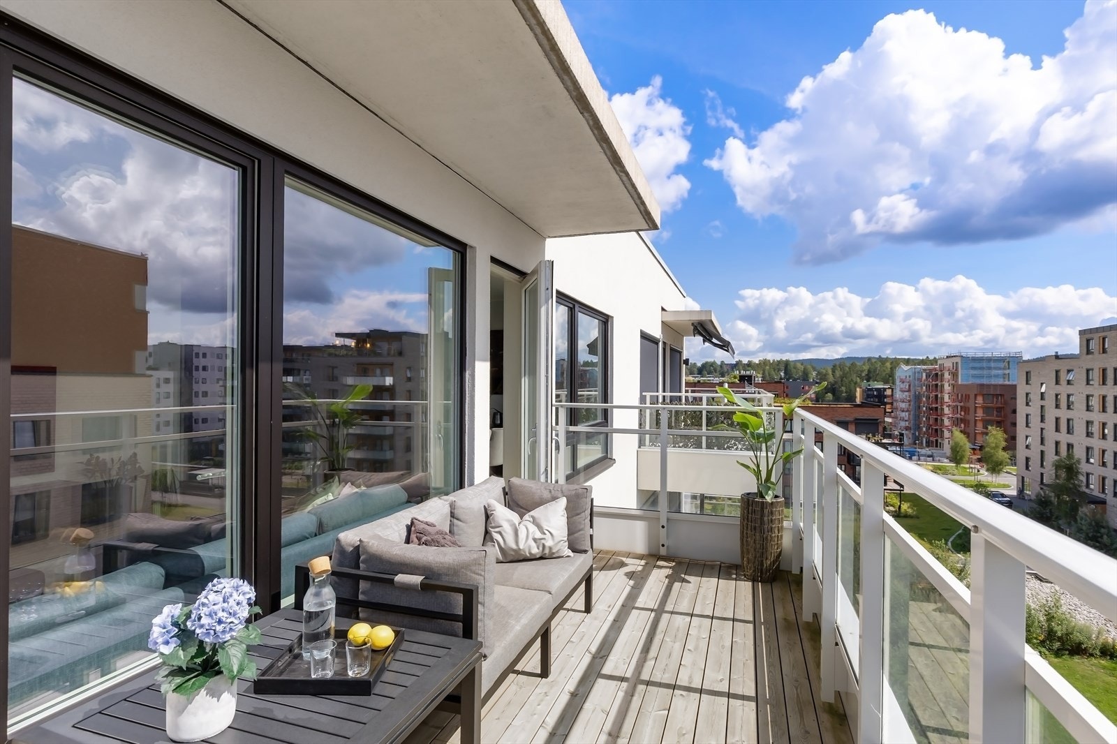Stor balkong med mulighet for flere sittegrupper. Utstyrt med stikkontakt og utebelysning. Galleribilde