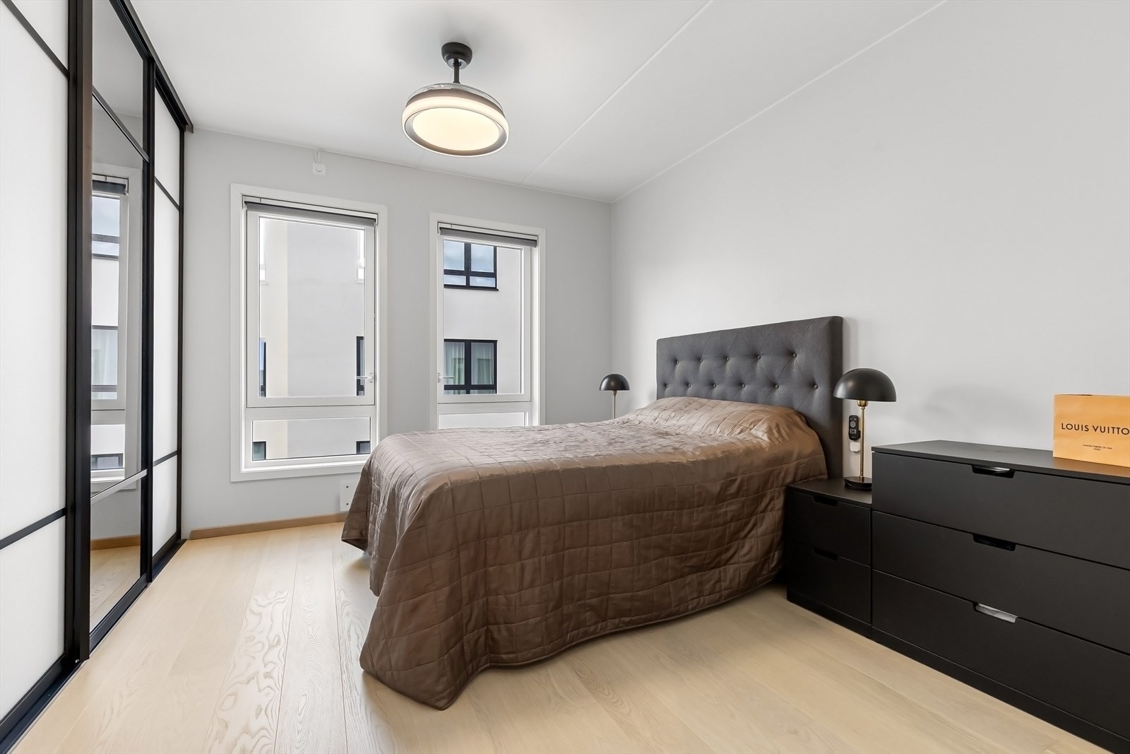 Ett av tre soverom - Her soverom 1/hovedsoverom med stor skyvedørsgarderobe og eget bad. Galleribilde