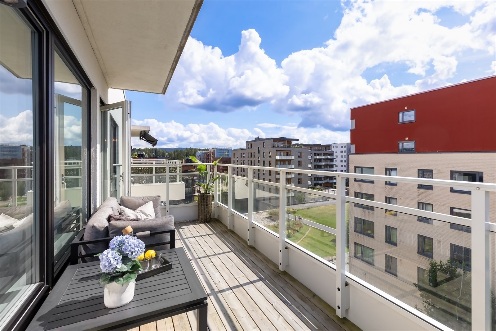 Det er åpent og luftig rundt balkongen og med god avstand mellom byggene. Galleribilde