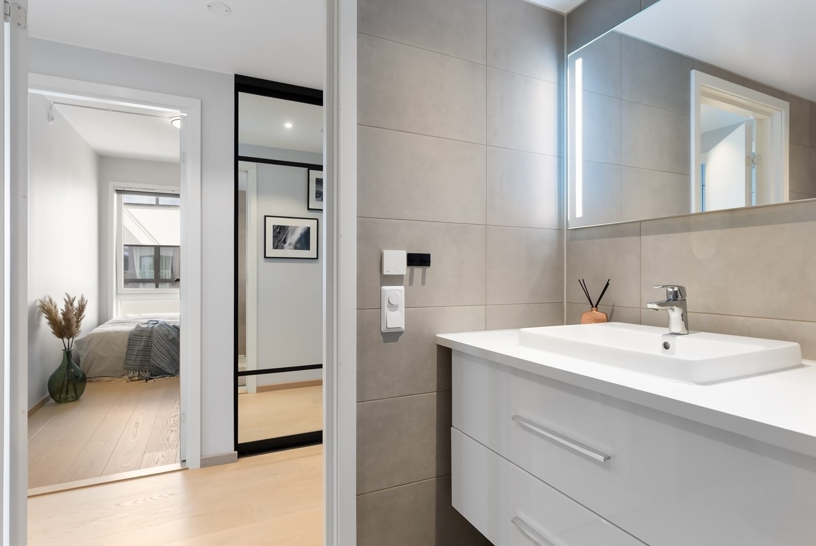 Det er to gode bad i leiligheten - Her bad nr. 1 inn fra gang. Galleribilde