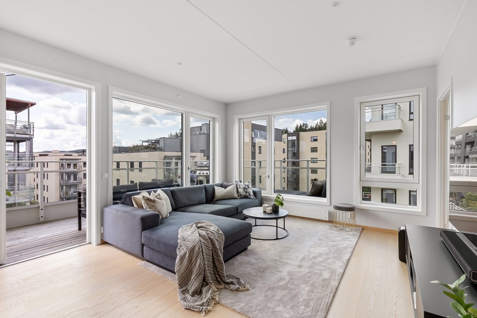 Moderne 4-roms topp-/hjørneleilighet fra 2021 med garasje og solrik balkong på 14 kvm. Galleribilde