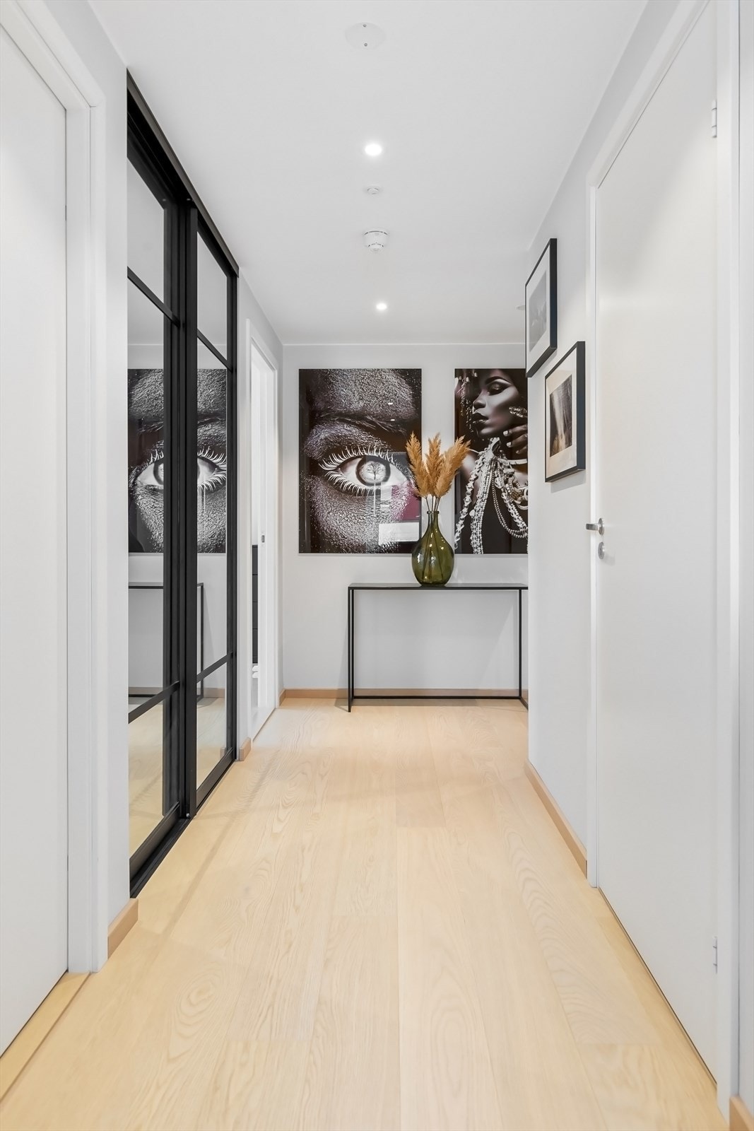 Romslig entré med downlights i himling og godt med oppbevaringsplass i skyvedørsgarderobe. Galleribilde