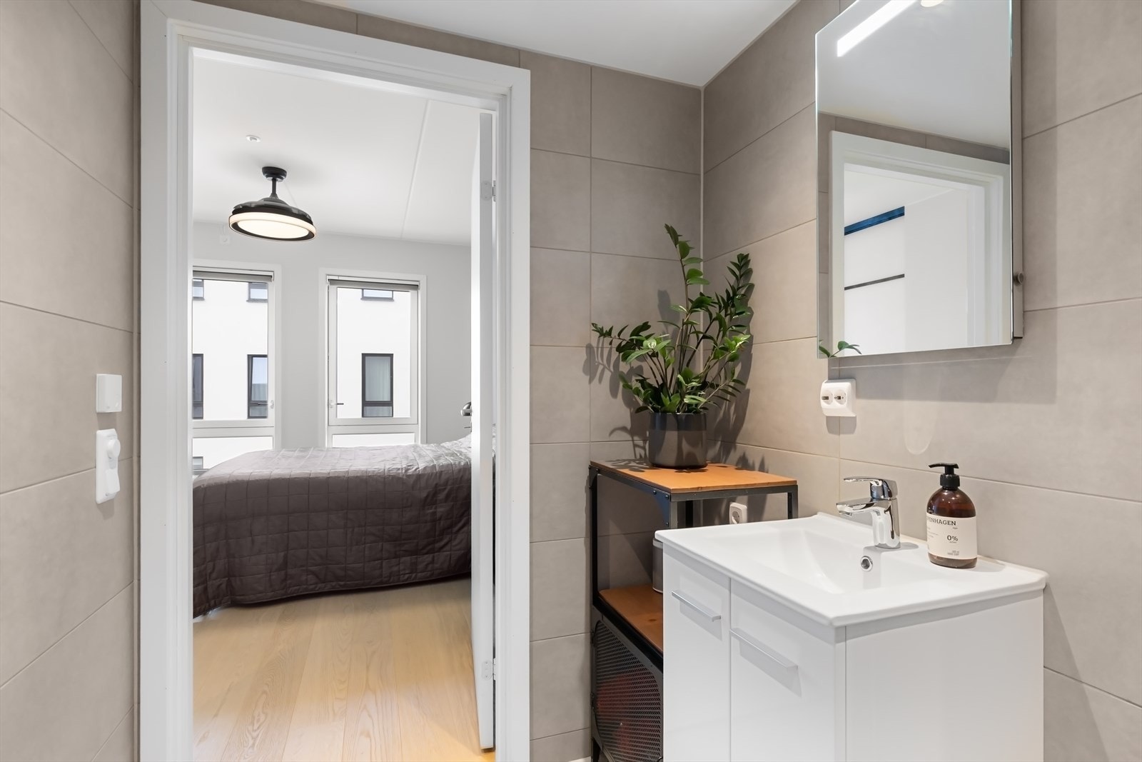 En suite bad inn fra soverom 1. Galleribilde