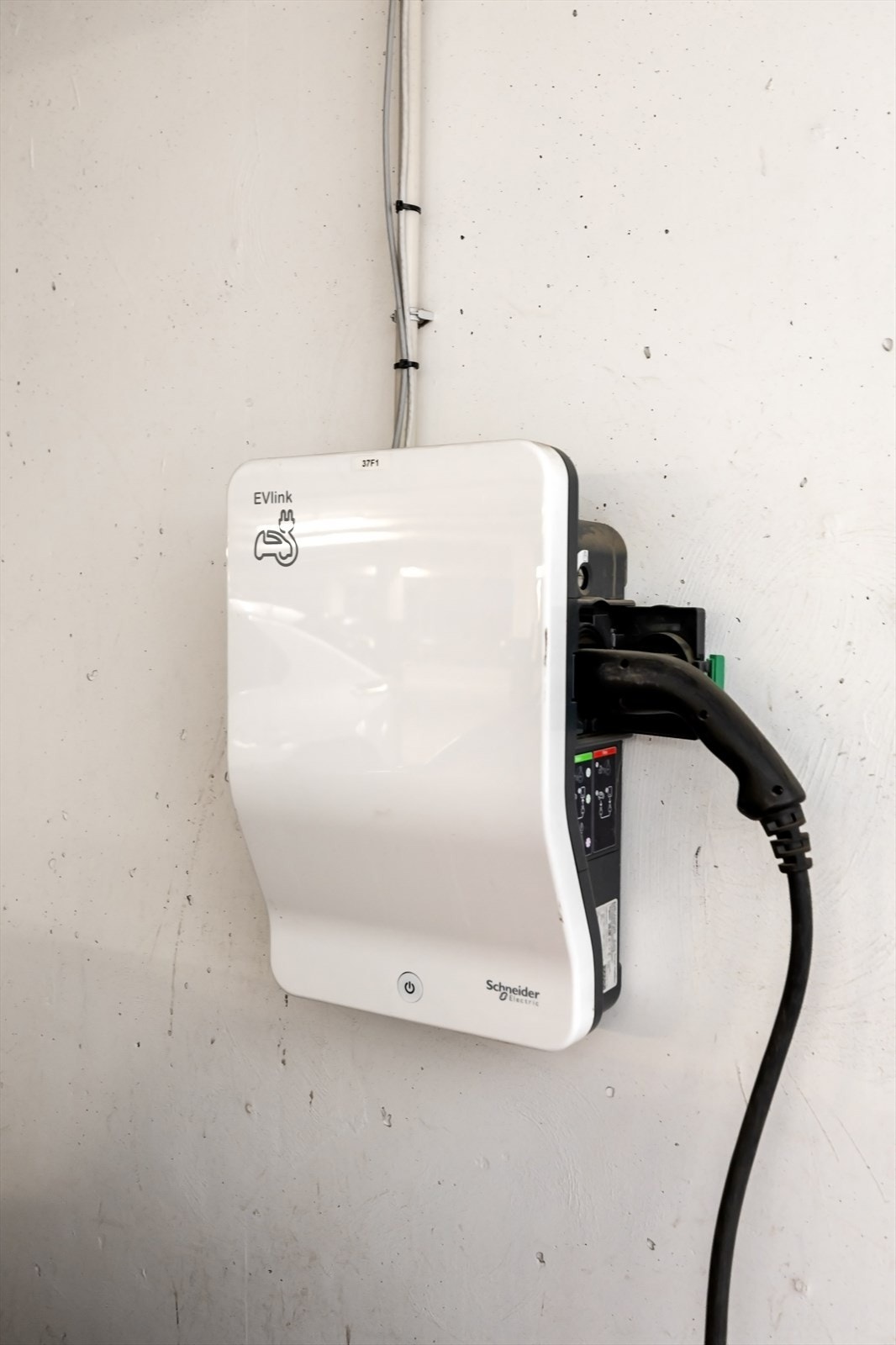 Ladeboks er montert på garasjeplass. Galleribilde