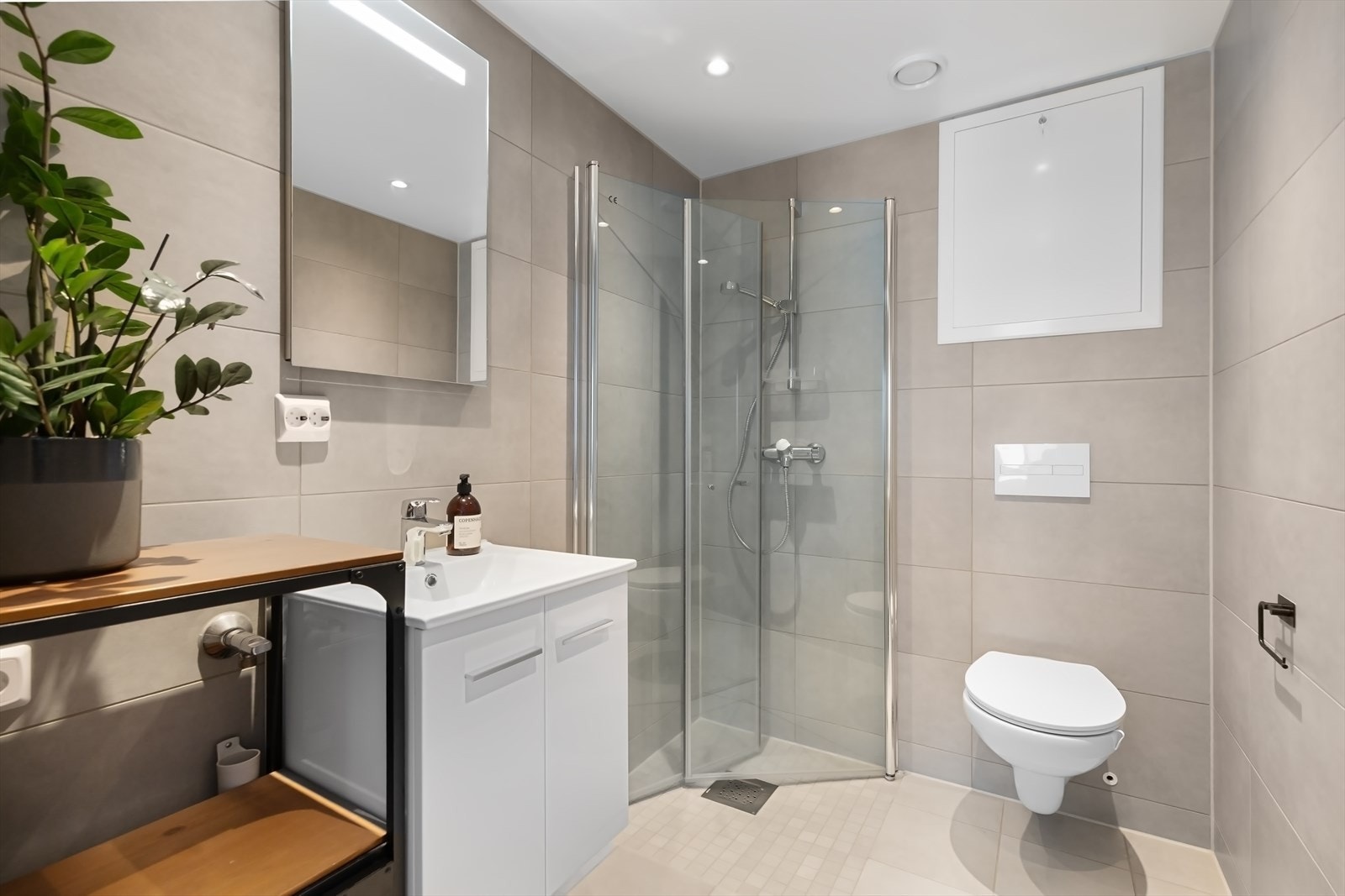 Vannbåren gulvvarme og downlight i himling. Opplegg for vaskemaskin. Galleribilde