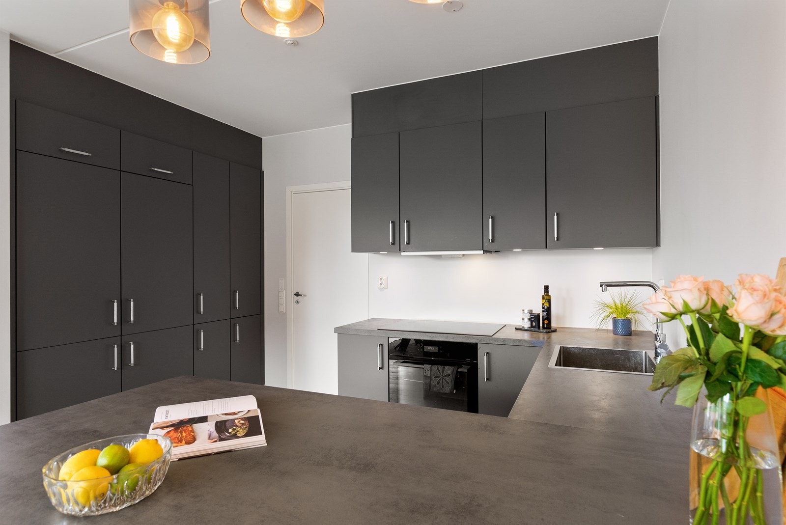 Rikelig med oppbevaringsplass og flere gode soner for matlaging. Galleribilde