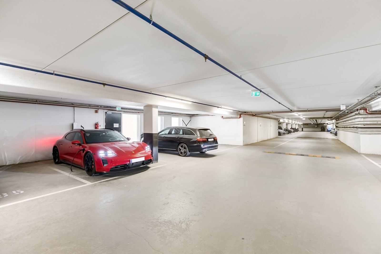 Leiligheten disponerer parkeringsplass (nr. 86) med ladeboks i felles garasjeanlegg. Innkjøring via garasjeport og gangadkomst via dør fra felles gang. Galleribilde