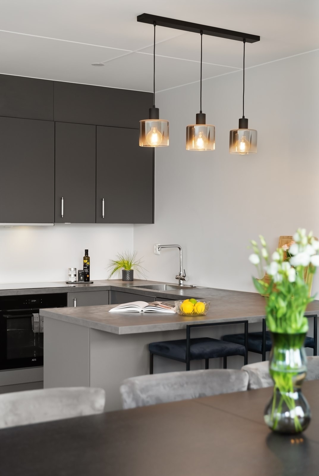 Sosialt kjøkken med plass til høystoler langs siden på kjøkkenet. Galleribilde