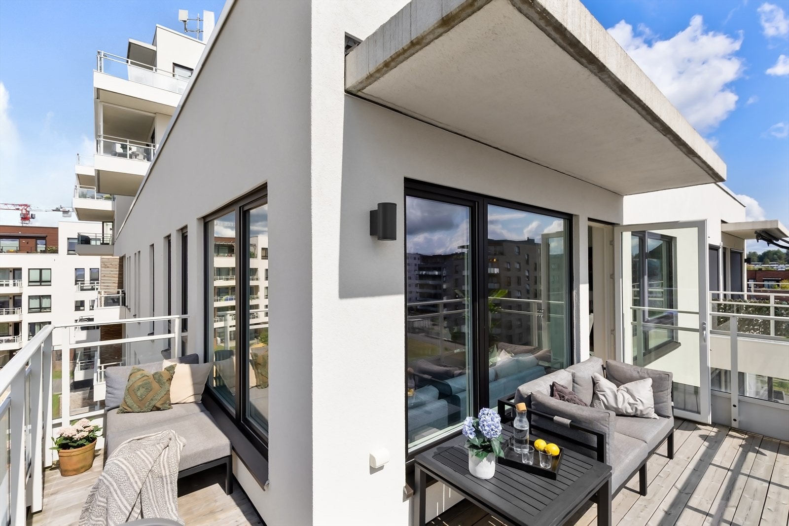 Balkongen vender mot nord og vest og har meget gode solforhold. Galleribilde