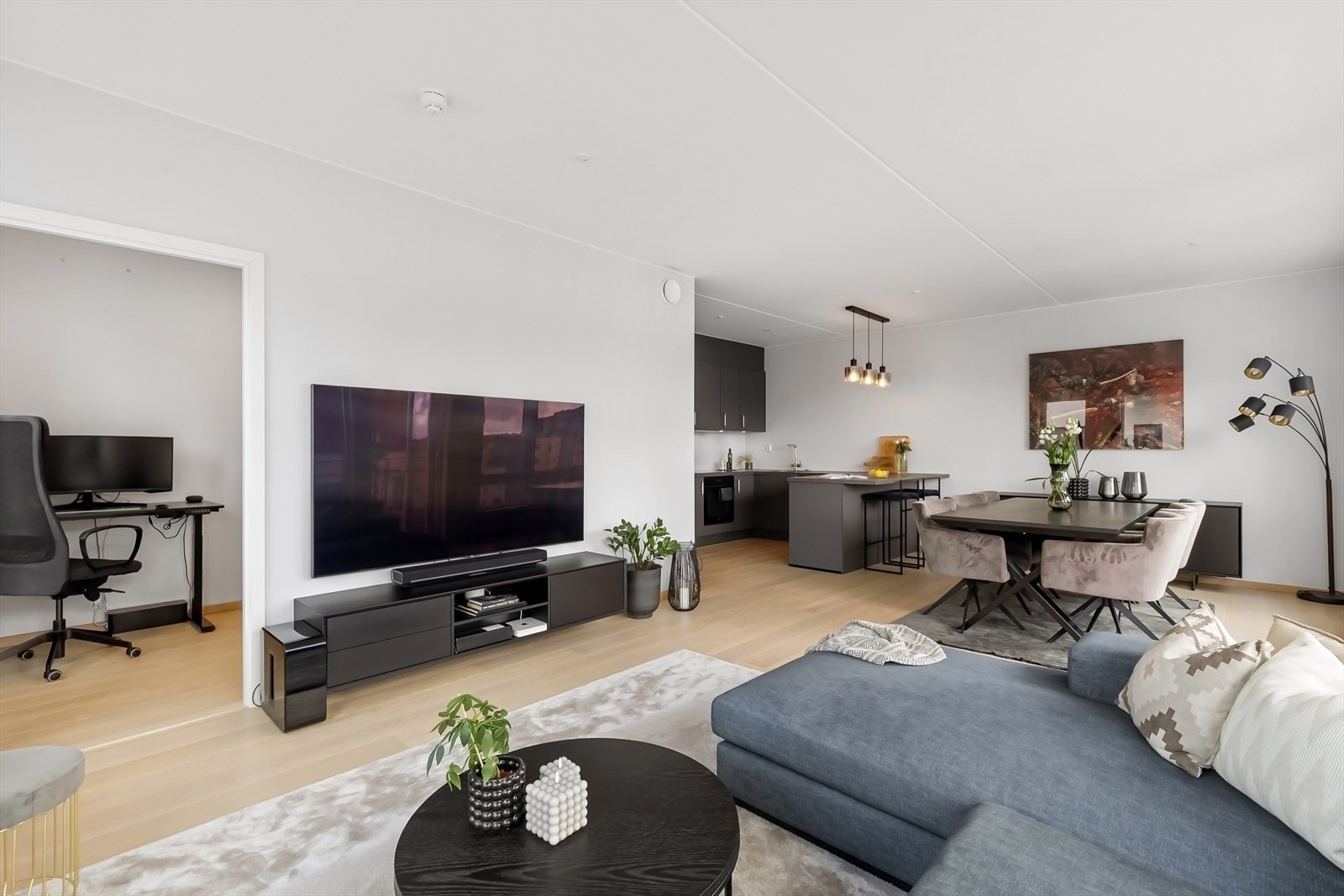 Det er tre gode soverom i boligen, det ene inn fra stue. Galleribilde