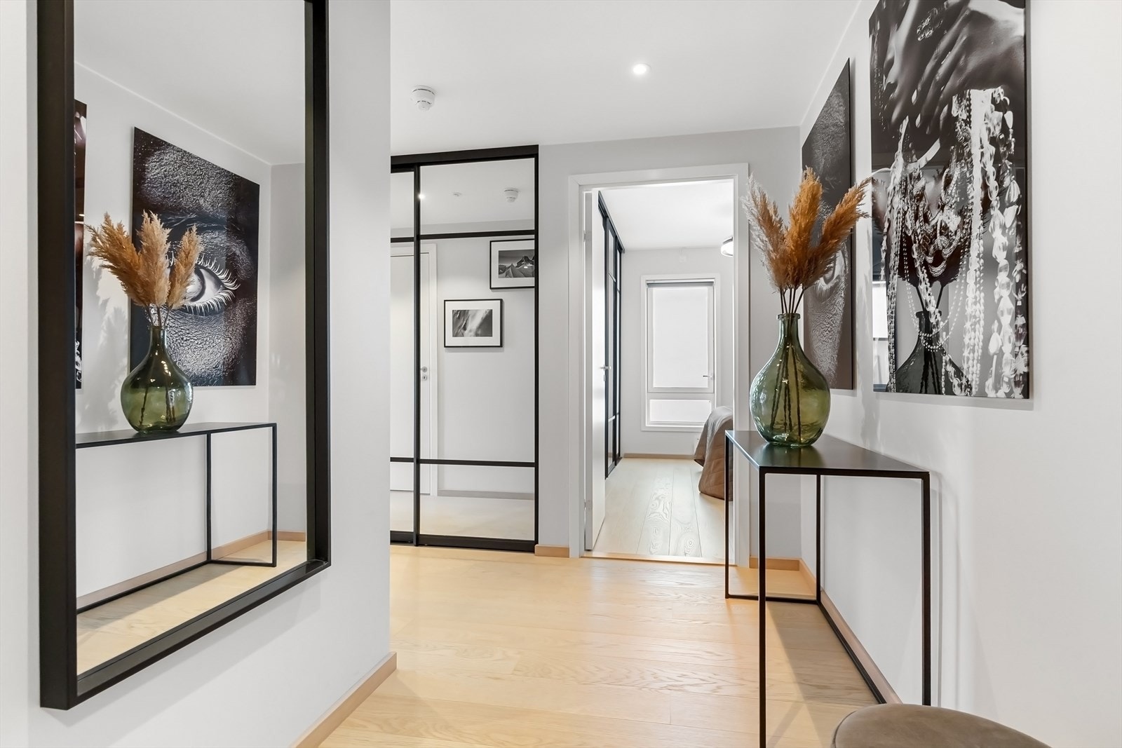 I tillegg til den gode lagringsplassen i boligen disponeres en kjellerbod på ca. 5 kvm. Galleribilde