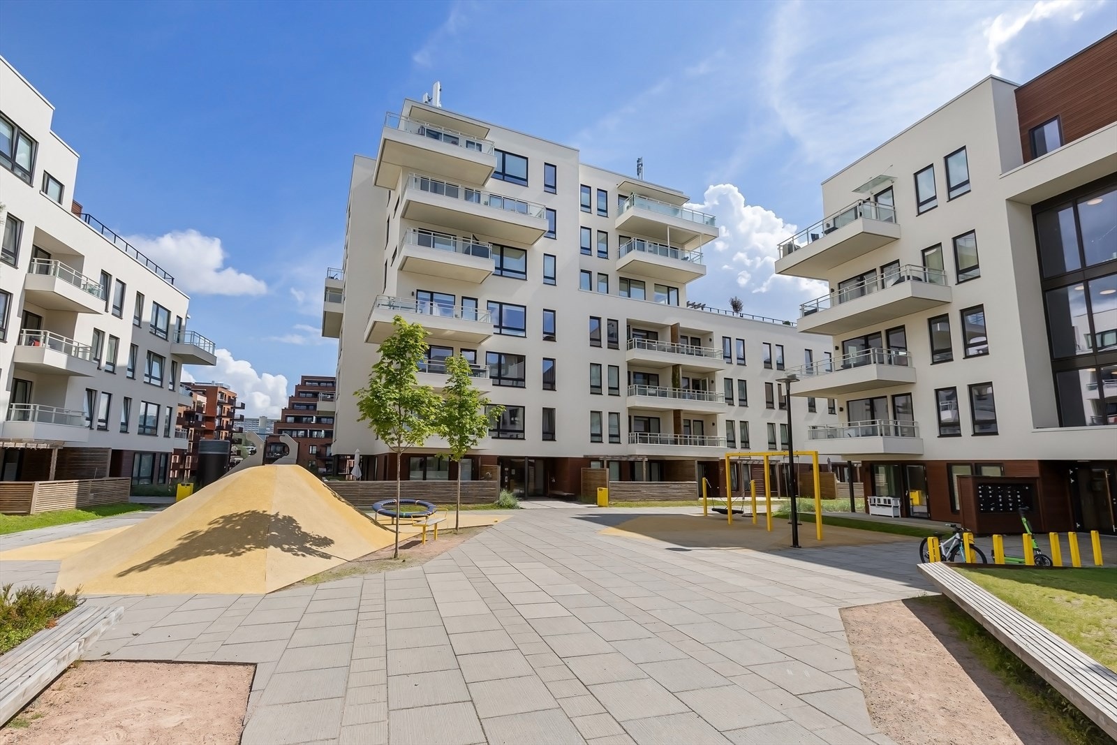 Store, felles utearealer opparbeidet med gangstier, plen, beplantning og lekeplasser. Galleribilde