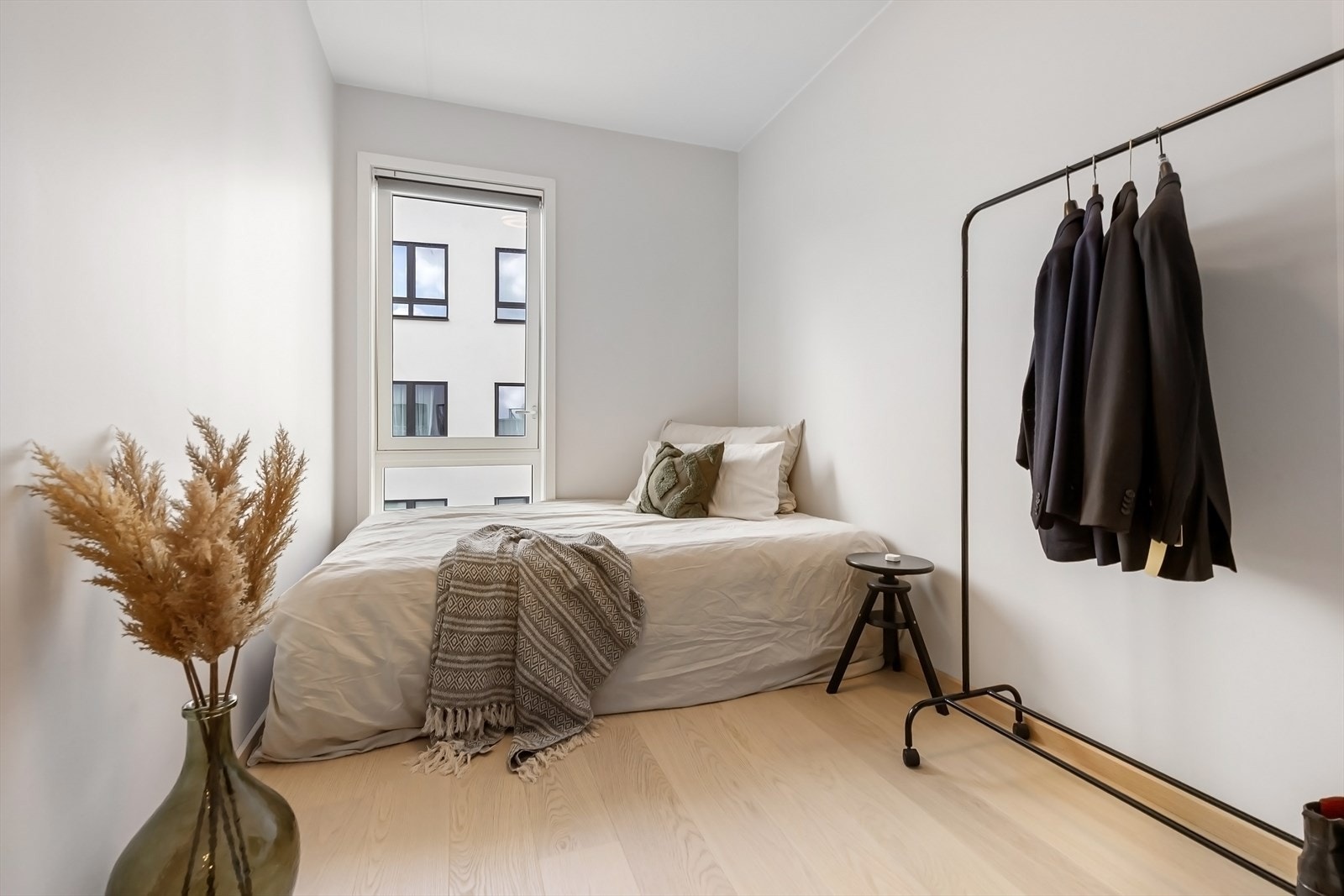 Soverom 2, med plass til både dobbeltseng og garderobe. Galleribilde