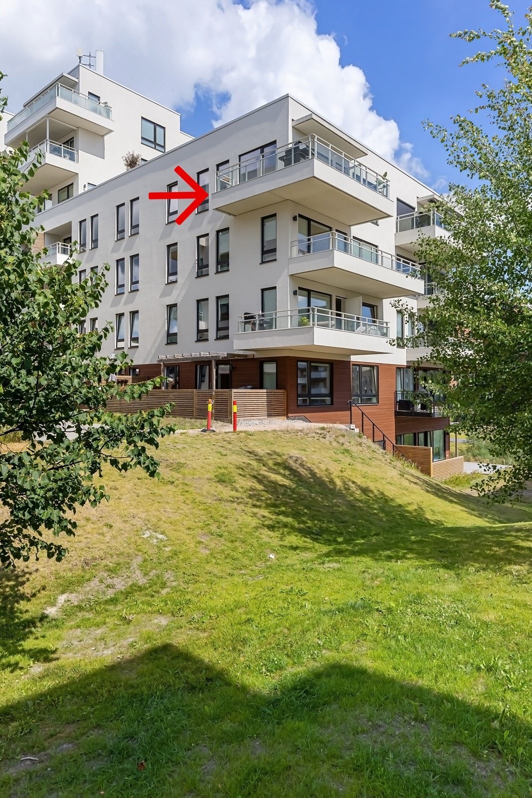 Leiligheten sett fra felles hage/uteplass. Galleribilde