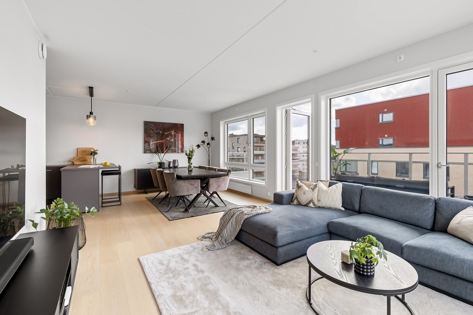 Boligen holder svært god standard med kun TG 1 og TG 0. Stor, romslig stue med åpen kjøkkenløsning, to bad og tre soverom. Galleribilde