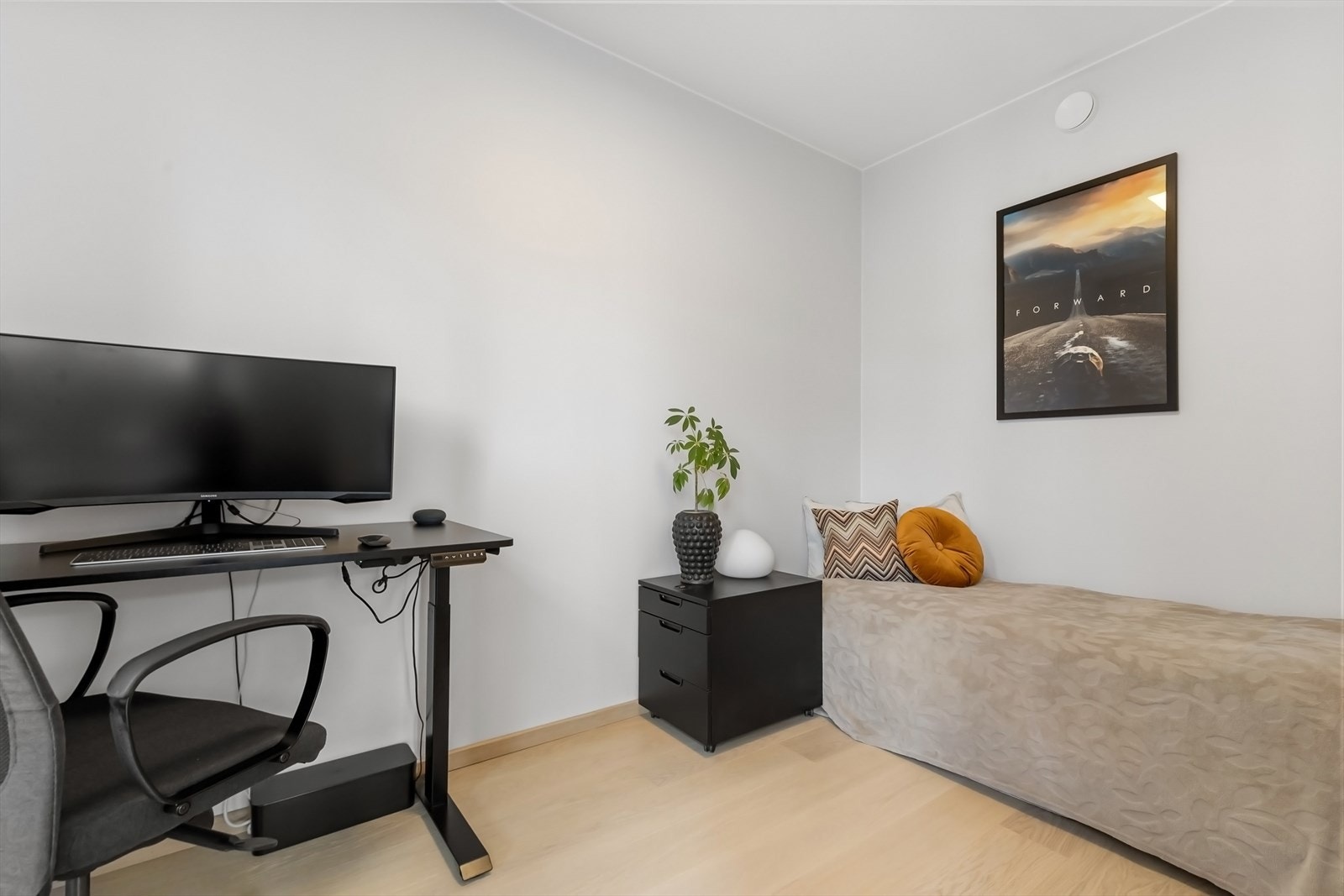 God plass til seng og garderobe. Galleribilde