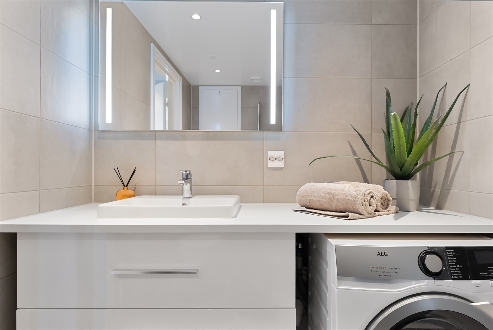 Godt med benkeplass og egen nisje for vaskemaskin. Galleribilde