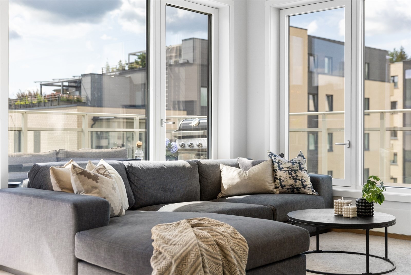 Store vindusflater på to kanter av leiligheten slipper inn rikelig med lys til boligen. Galleribilde