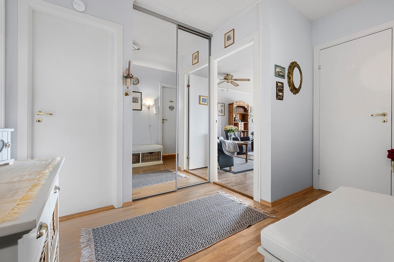 Det er skyvedørsgarderobe med speilfronter i gangen Galleribilde