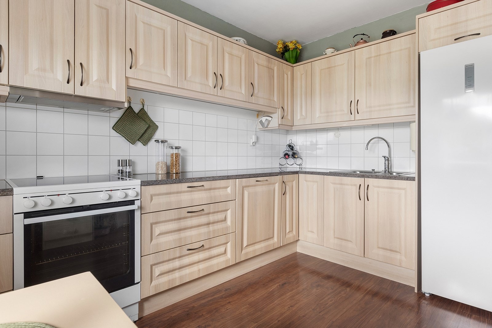 Det er plass til både stort kjøleskap og stor fryser på kjøkkenet Galleribilde