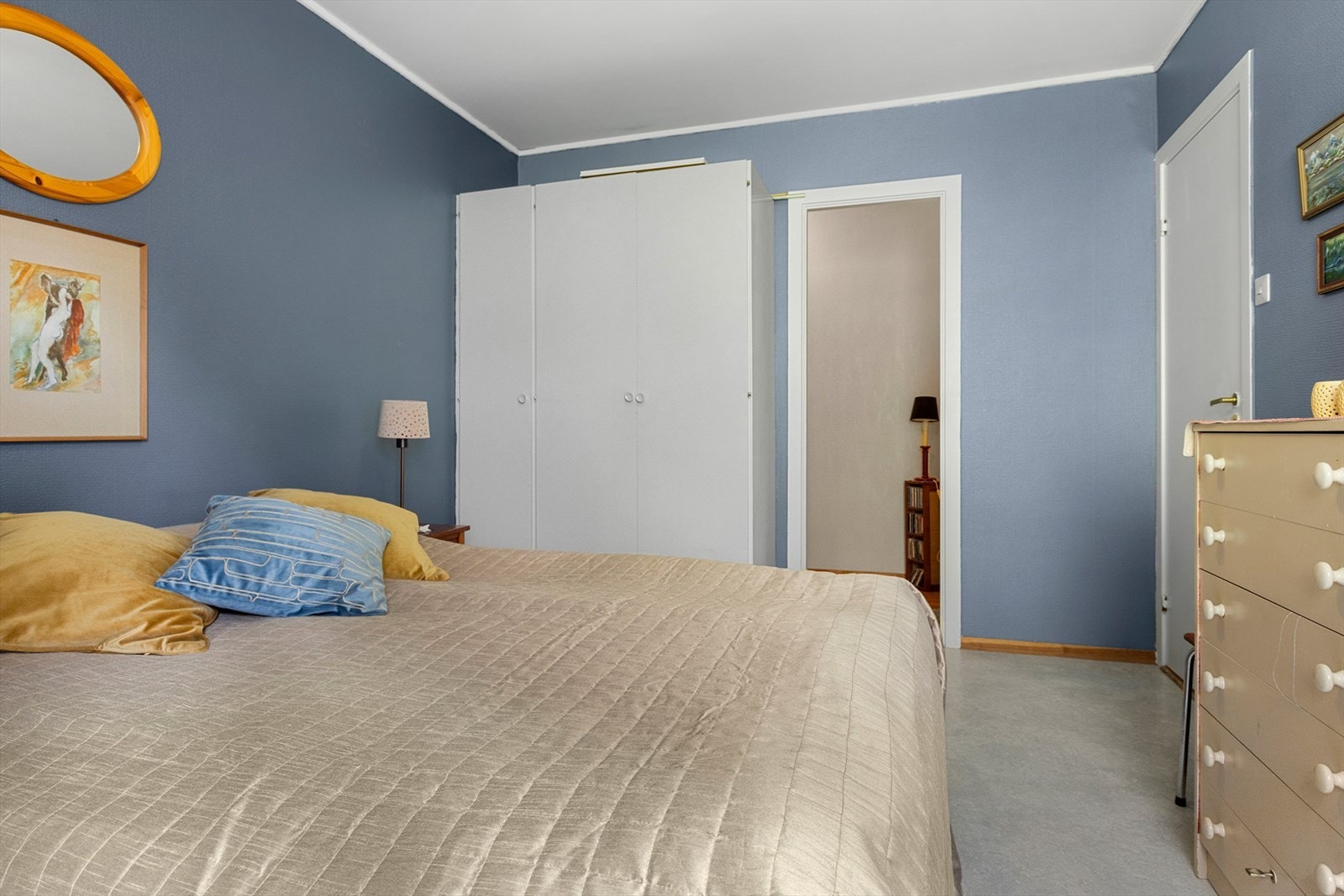 Fra soverommet er det inngang til bod som også kan brukes til walk in closet Galleribilde