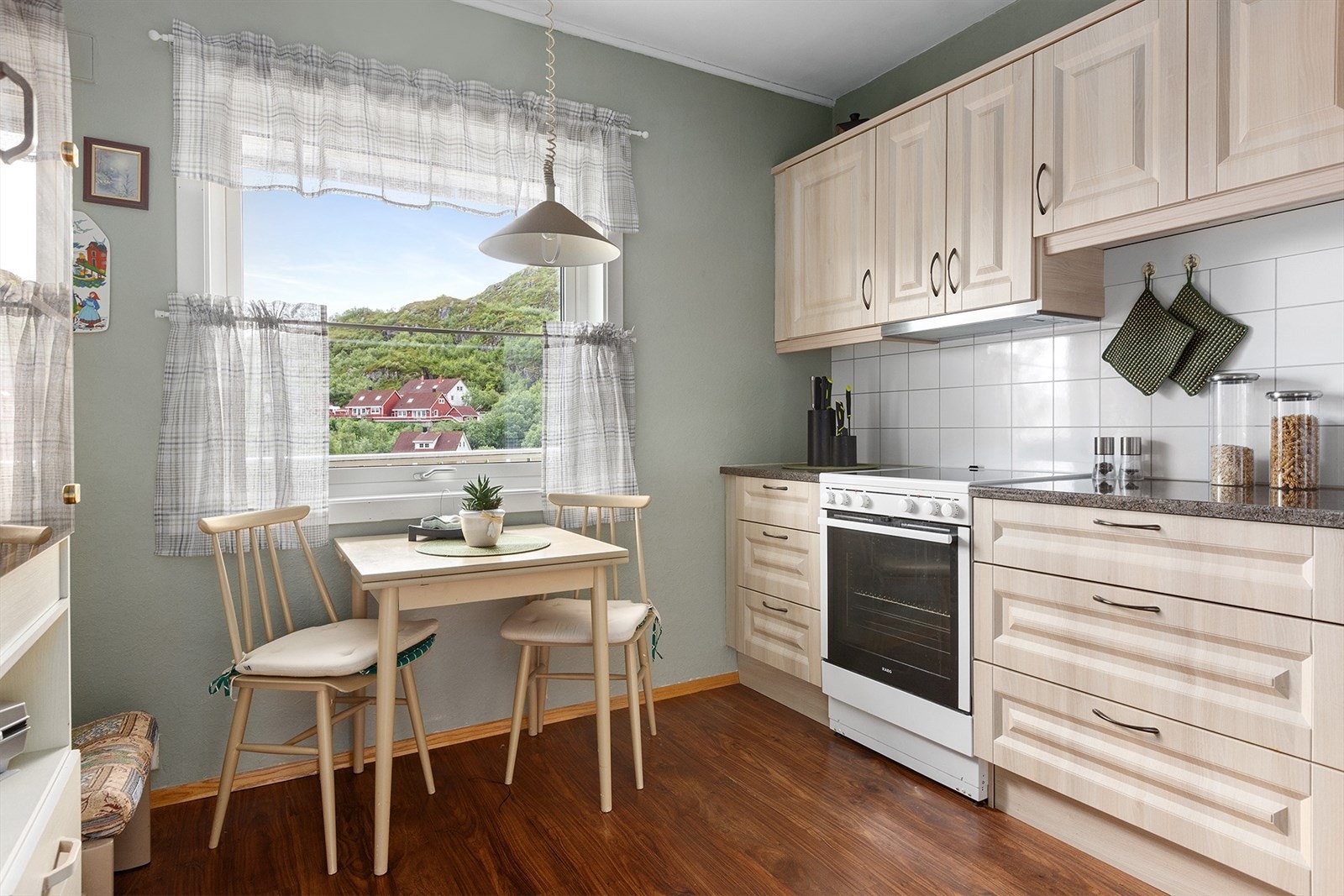 Stort kjøkken med god plass til spisebord Galleribilde