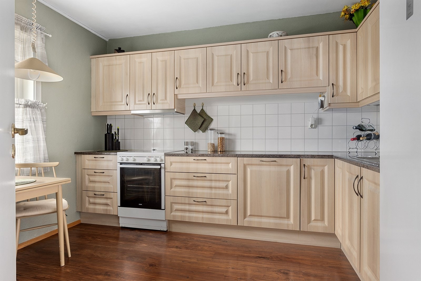 Flott kjøkken med veldig god benk- og skapplass Galleribilde