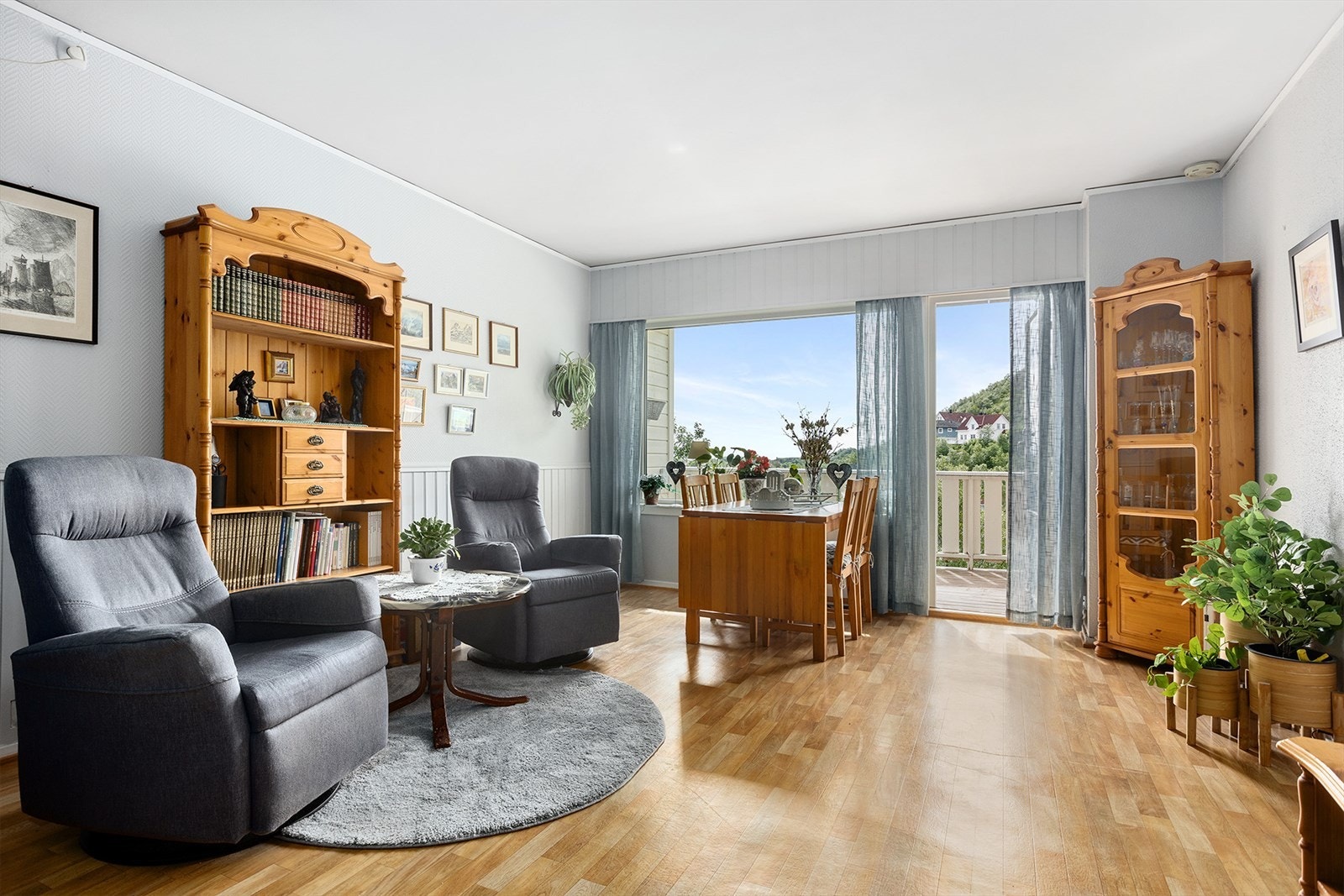 God plass til spisestue ved vindu Galleribilde