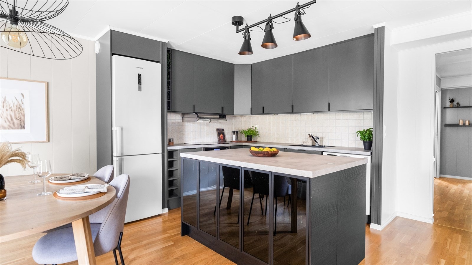 Kjøkkenet har masse oppbevaringsmuligheter Galleribilde