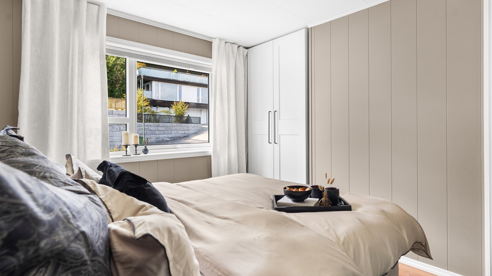 Videre er det plass til klesoppbevaring i skyvedørsgarderobe Galleribilde