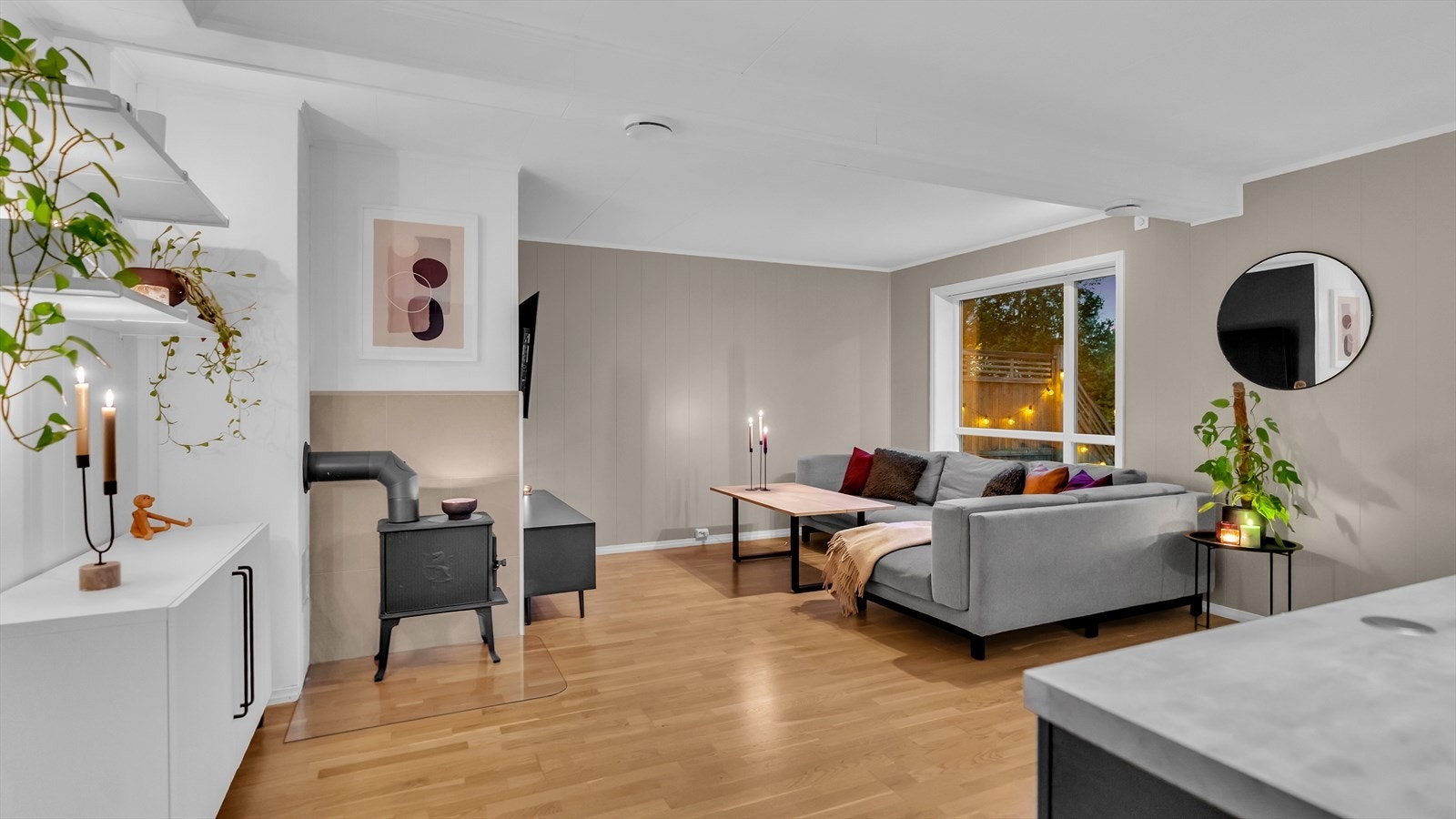 Stuen er det god plass til sofaseksjon og tv-møbel og en koselig peis som varmer på de ekstra kalde kveldene i sofaen . Galleribilde