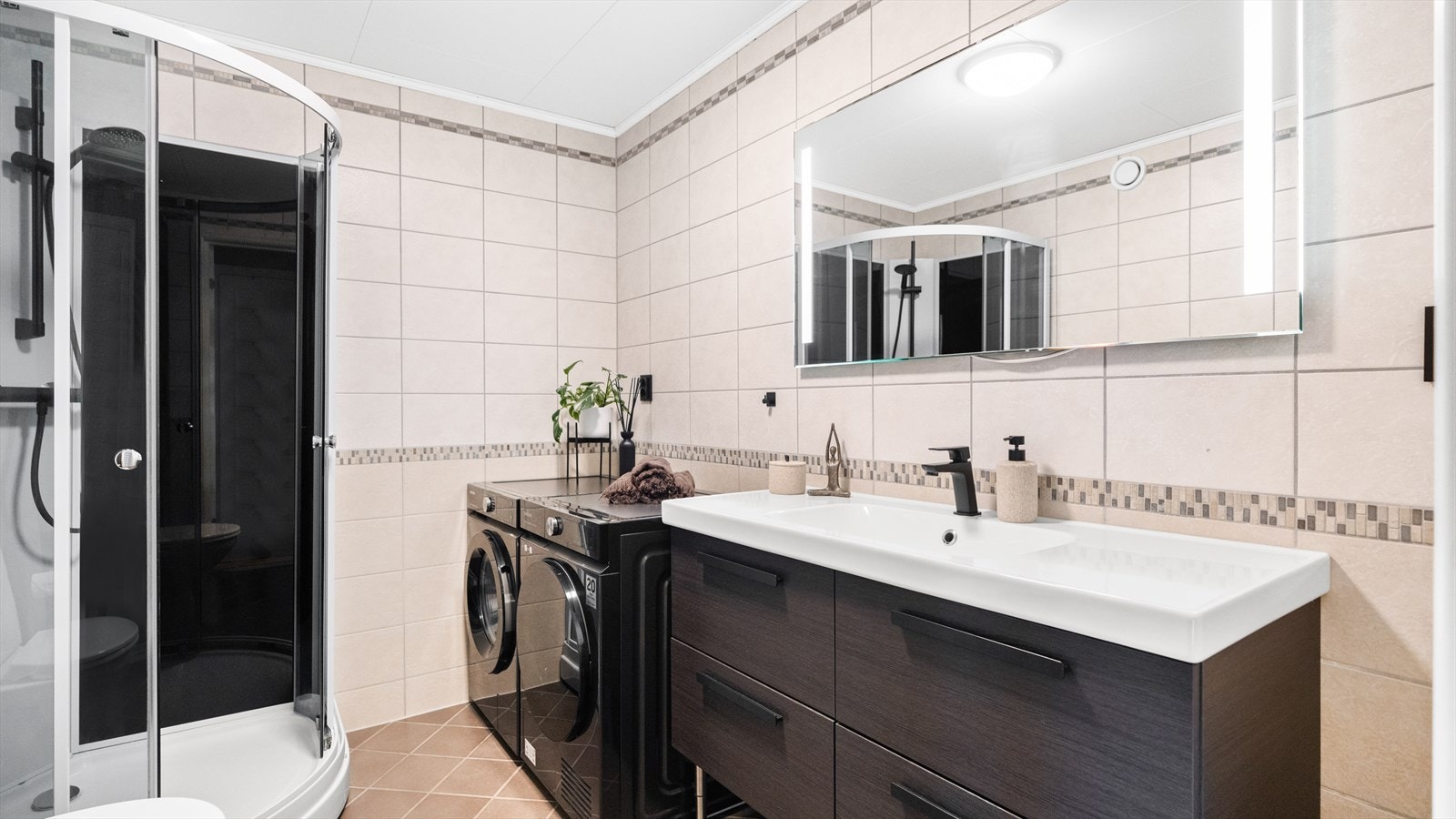 her er det plass til både vaskemaskin og tørketrommel! Galleribilde