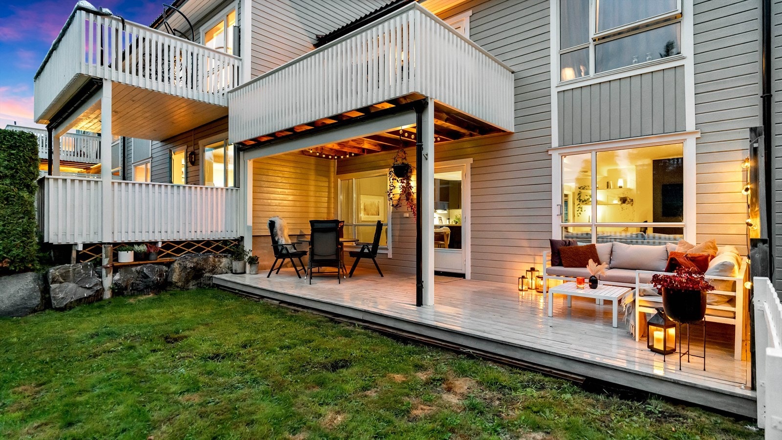 Stor og fin sydvendt markterrasse i trekonstruksjon på 24m² med adkomst til stuen. Galleribilde