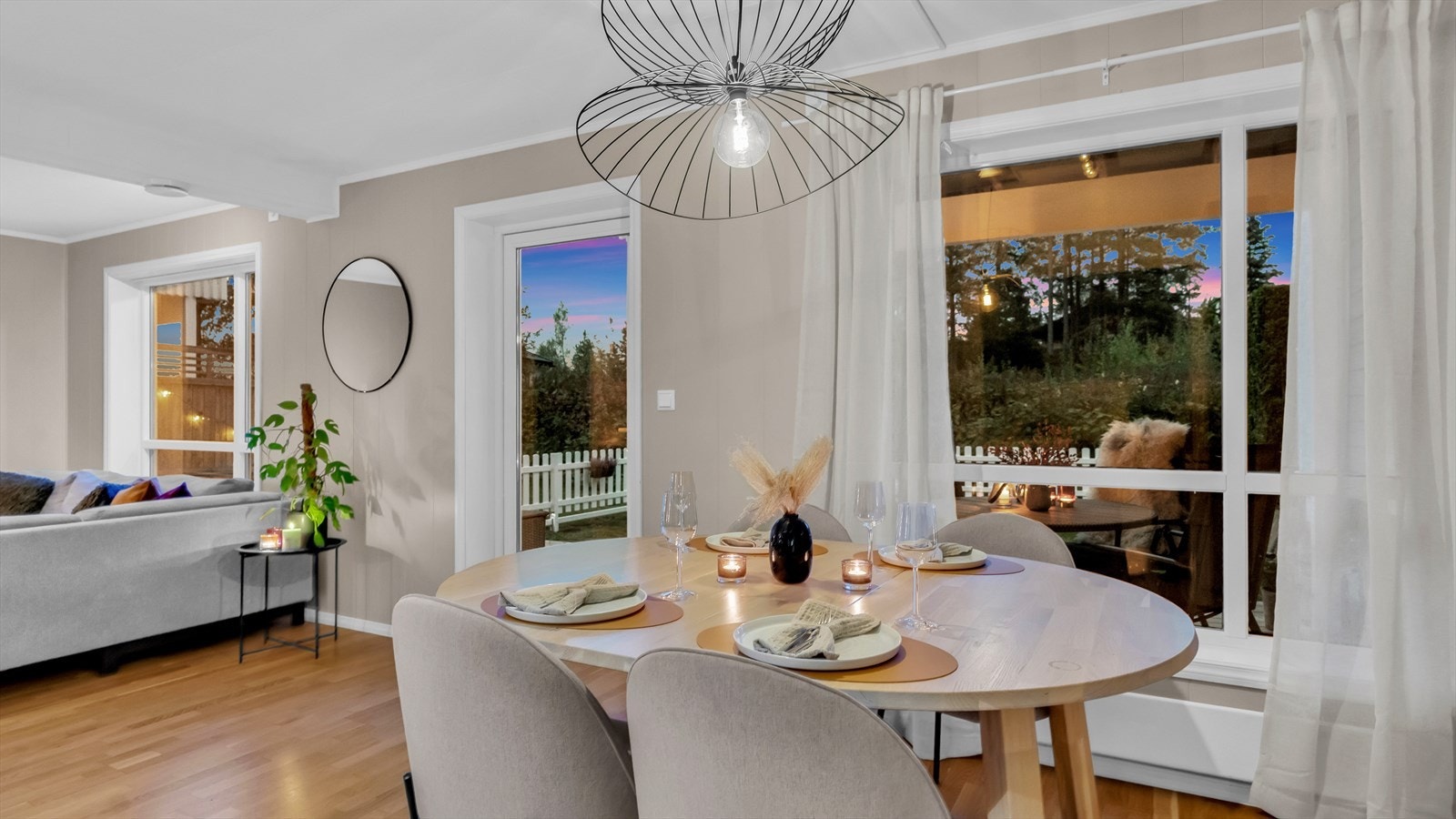 Det er spisegruppe mot kjøkkenet og store vindusflater som slipper inn riklig med naturlig lys. Galleribilde