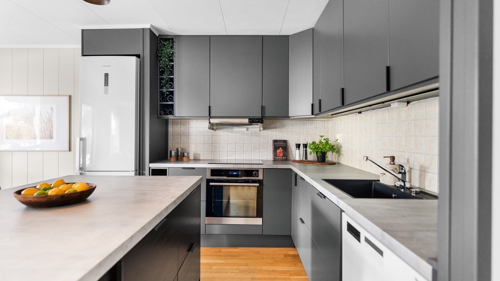 Kjøleskap, komfyr, oppvaskmaskin følger med. Galleribilde