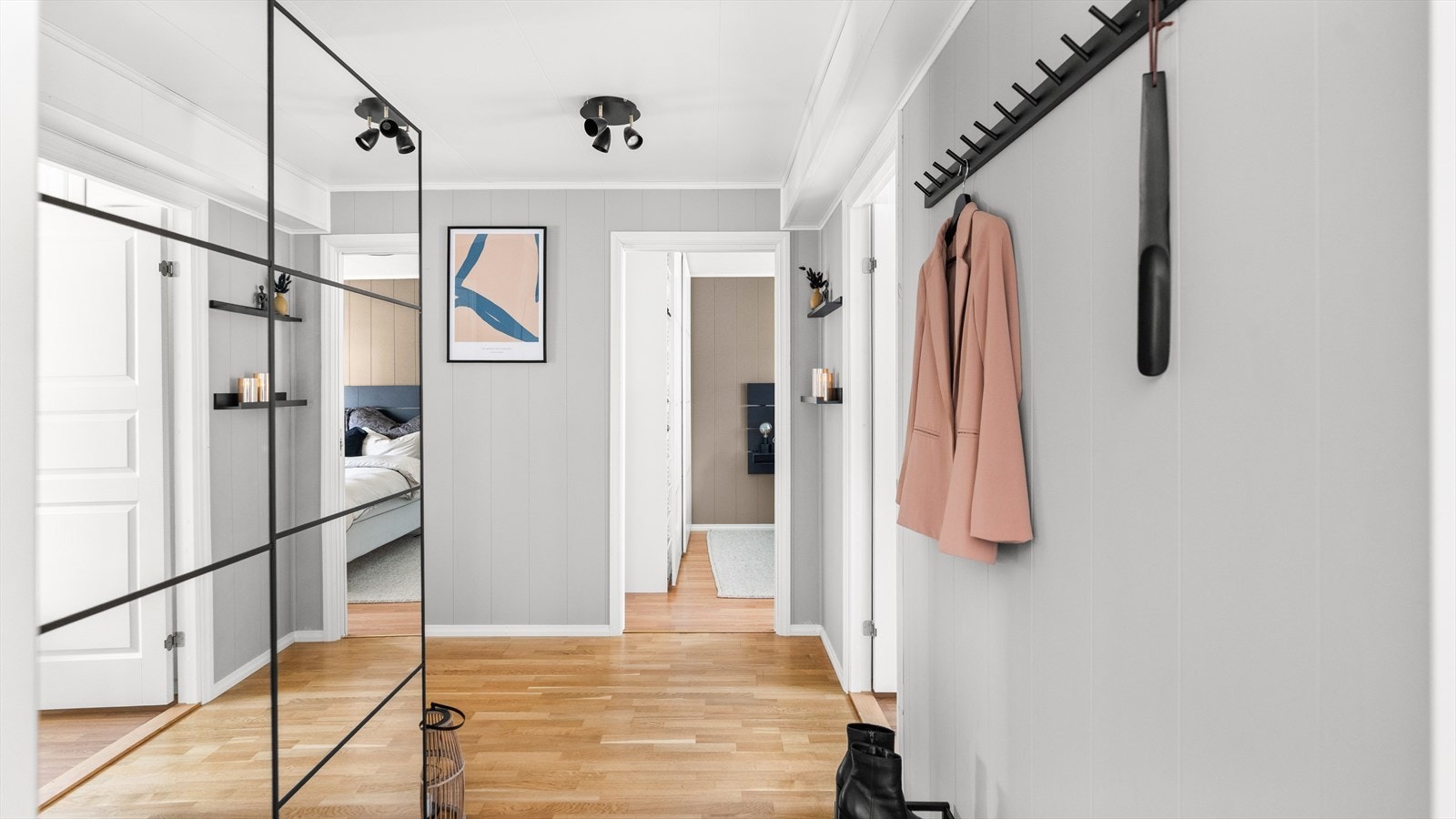 Fra entréen er det i også inngang til en praktisk bod, med mye ekstra lagringsplass Galleribilde